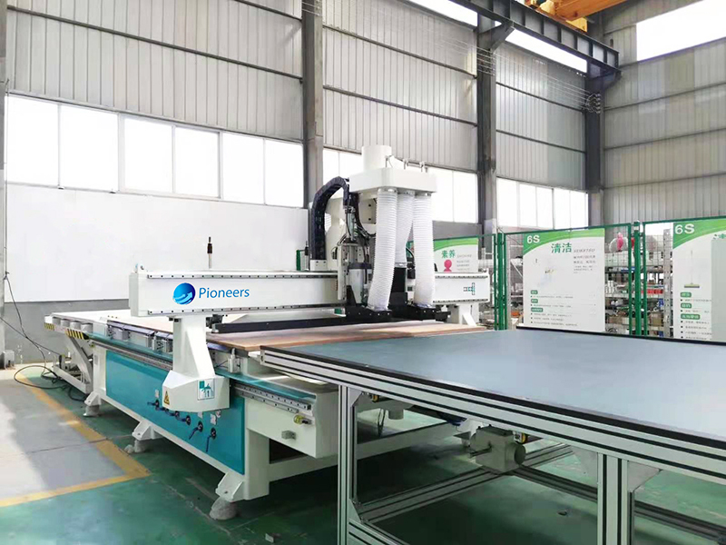 ATC wood CNC machine with nesting loading unloading system for cutting plate for cabinet making - 