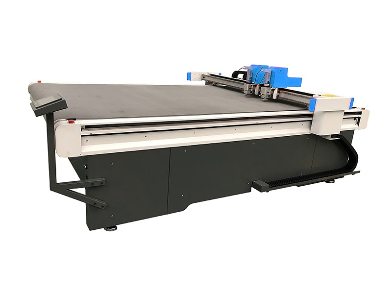 Pioneers oscillating knife  cutting machine for composite material  application - 