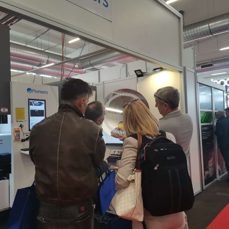 handheld welding machines, laser cutting machines and smart mirror sandblasting machines2